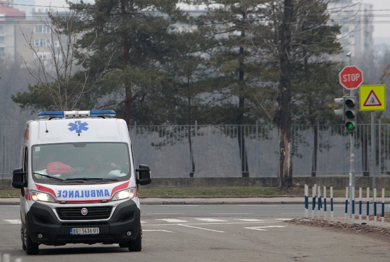 DRAMA KOD LAZAREVCA Radnik krečio, pa pao sa visine od dva metra: Lekari mu se bore za život