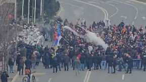 TOPOVSKIM UDARIMA NA POLICIJU Opozicija ih gađala jajima, brašnom, farbom! Užasno nasilje u Novom Sadu! (VIDEO)