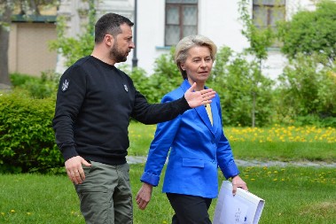 FON DER LAJEN DONELA I KOFER Predsednica EK stigla u Kijev s 3,5 milijardi evra sveže podrške