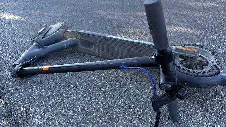 NA TROTINETU NASTRADAO 87.-GODIŠNJI PENZIONER Preminuo nakon pada od zadobijenih povreda, nije mu bilo spasa