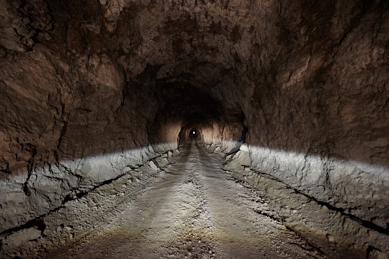 OSAM RADNIKA ZAROBLJENO U TUNELU U INDIJI TRI DANA: "Šanse da prežive su veoma male"