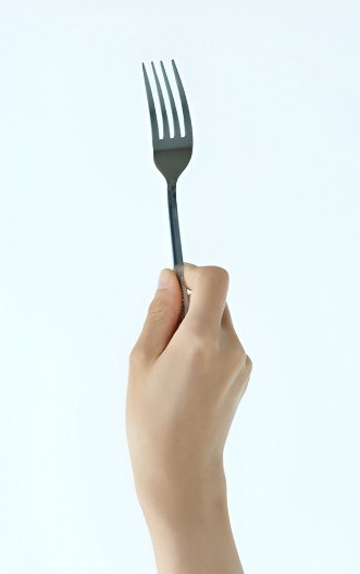 DA LI JE OVAJ KUHINJSKI PRIBOR OTROVAN Mnogi misle da predmete od crne plastike ne treba upotrebljavati u kuhinji