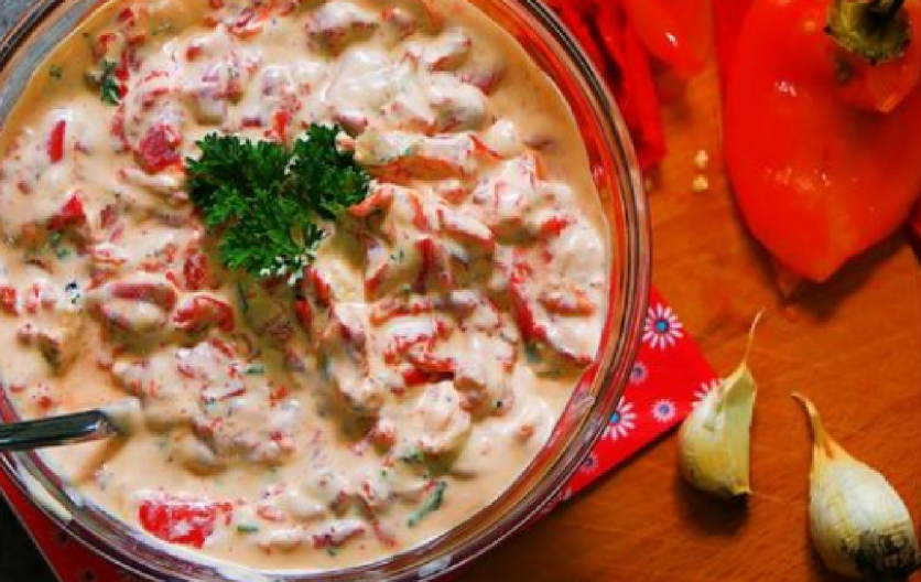 SALATA SA PEČENIM PAPRIKAMA I SIROM Aromatično predjelo u savršenom spoju ukusa, pravićete stalno