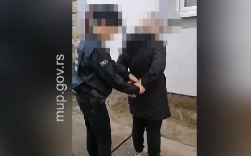 UHAPŠENA BANKARKA IZ KRALJEVA  Sa kolegom izvukla skoro 18 miliona dinara! Sa lisicama je izveli iz dvorišta kuće (VIDEO)