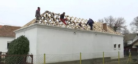 CELO SELO DOŠLO DA POMOGNE MILANU Posle požara od njegove kuće su ostali samo prazni zidovi, ali dvorište mu je sada puno puno