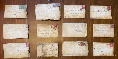 ISPOD PARKETA PRONAŠLI PISMA STARA 100 GODINA  Sadržaj je bio skandalozan, bez daha su čitali šta je u njima pisalo