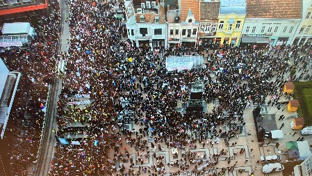 NAJNOVIJI PODACI IZ NIŠA! Evo koliko je ljudi na Trgu kralja Milana (FOTO)