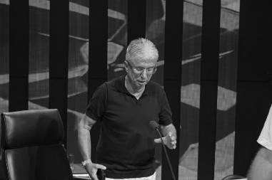 OBJAVLJEN NIKAD VIĐEN SNIMAK SAŠE POPOVIĆA Društvo mu pravio poznati pevač (VIDEO)