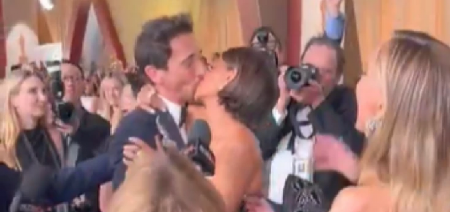 SKANDAL NA DODELI OSKARA Hale Beri poljubila kolegu u usta, sve gledala njegova žena (VIDEO)