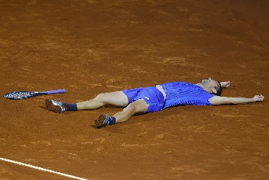NIKAD EMOTIVNIJA PROSLAVA Đere pao na zemlju, pa se drhtavim rukama uhvatio za glavu, istorijski trenutak za Lasla (VIDEO)