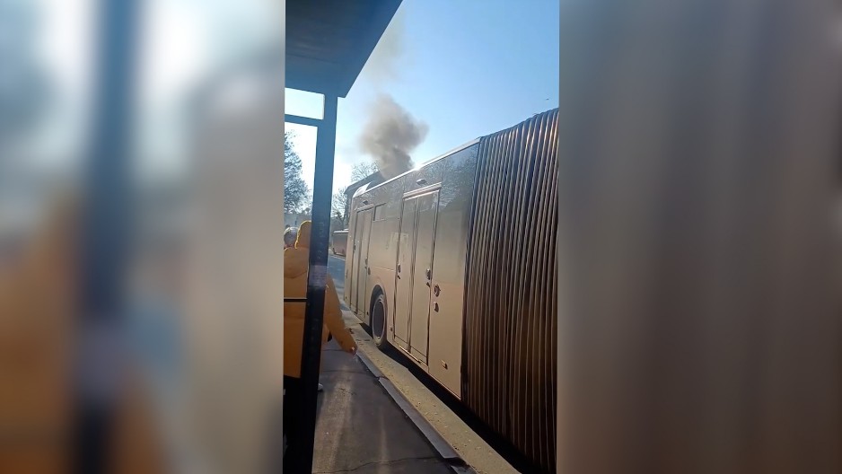 ZAPALIO SE AUTOBUS U LAZAREVCU Gust dim kuljao iz vozila, putnici odmah izašli (FOTO)