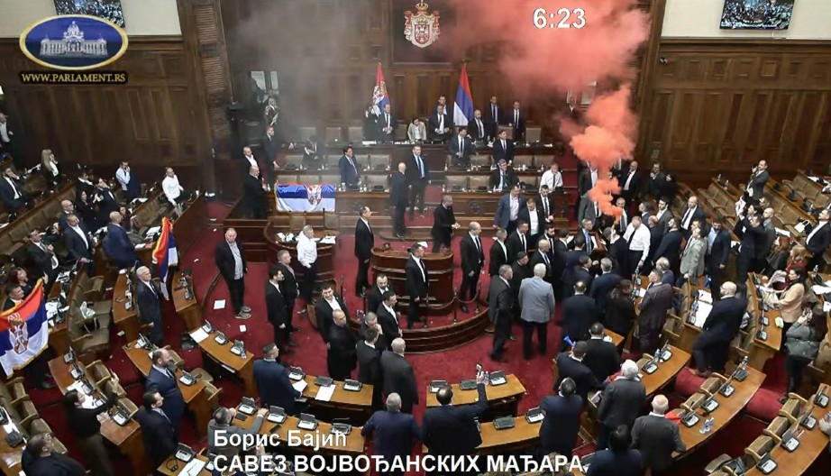 U SKUPŠTINI SMO JUČE IMALI POKUŠAJ UBISTVA, 3 POSLANICE SU POVREĐENE Danas se nastavlja rasprava