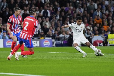 REAL U SPEKTAKULARNOM MEČU SRUŠIO ATLETIKO Surovi Arsenal brojao do 7, bez pobednika u Dortmundu