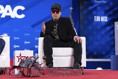 POLITIKA UDARA PO DŽEPU Maskov politički angažman obara prodaju Tesle