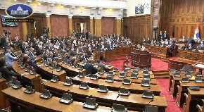 GLAVNA TEMA, NEREDI I VANDALIZAM OD JUČE Završena sednica Skupštine, za sutra zakazano novo zasedanje