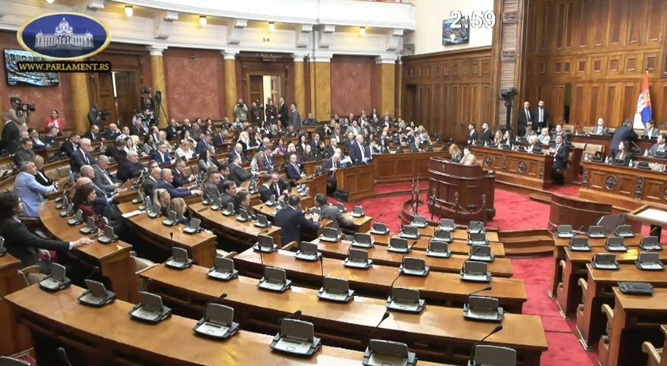 GLAVNA TEMA, NEREDI I VANDALIZAM OD JUČE Završena sednica Skupštine, za sutra zakazano novo zasedanje