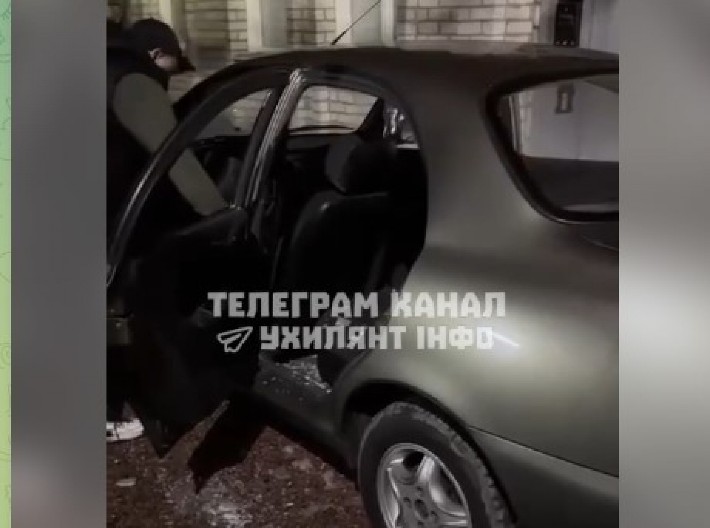 IZGUBLJENI U LUDILU!  Ukrajinski vojnici pucaju na civila, a zatim razbijaju auto - šta se zapravo desilo? (VIDEO)