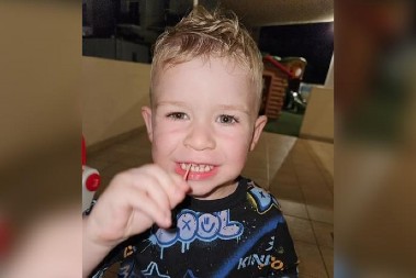 REKAO JE DA GA BOLI STOMAK, USKORO JE "PLAKAO KRV" Dečak (4) umro samo par sati nakon što se požalio majci: "Čekali smo dete 7 godina..."