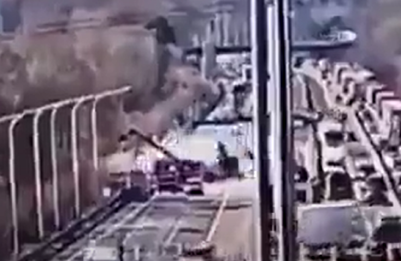 SRUŠIO SE MOST U BELGIJI, KAMERA UHVATILA JEZIV MOMENAT! Poginuo radnik, ima povređenih (VIDEO)