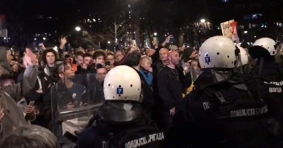 NA ŠTA BRE OVO VIŠE LIČI?! Studenti blokaderi uskraćuju prava studentima koji žele da uče - ne daju im da se obrate medijima, izazivaju sukobe!