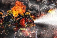 VATROGASCI SE BORE SA VATRENOM STIHIJOM NA NEPRISTUPAČNOM TERENU Požar u selu kod Tutina