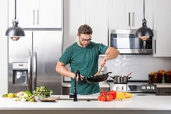 6 OSOBINA KOJE POKAZUJU DA ĆE MUŠKARAC BITI DOBAR OTAC Stabilan posao, doslednost u obećanjima i jasni životni ciljevi pokazuju da je  odgovoran