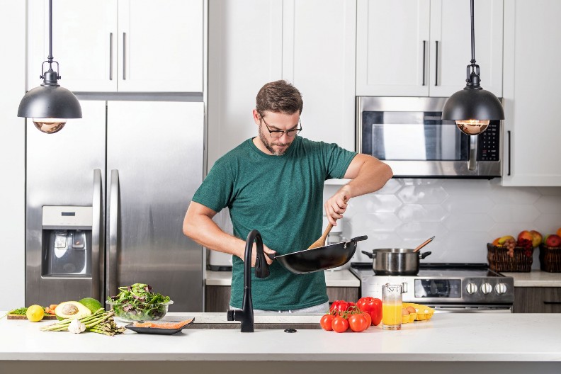 6 OSOBINA KOJE POKAZUJU DA ĆE MUŠKARAC BITI DOBAR OTAC Stabilan posao, doslednost u obećanjima i jasni životni ciljevi pokazuju da je  odgovoran