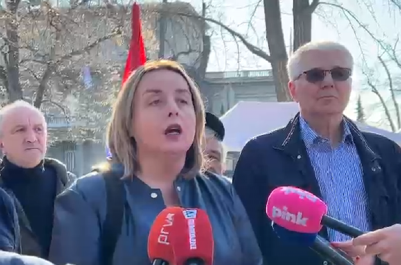 REKTORKA UNIVERZITETA U NOVOM PAZARU JEDVA ODRŽALA GOVOR OD PROVOKATORA: Došla sam da podržim studente, predugo traje ova blokada (VIDEO)