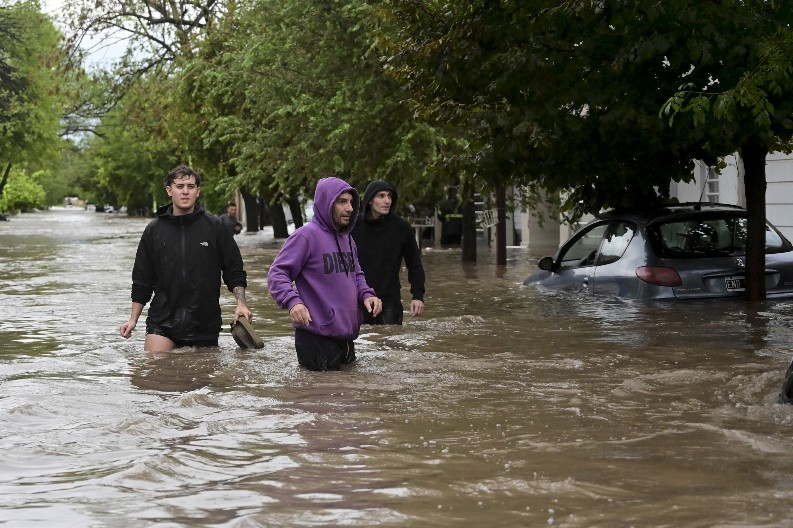 NAJMANJE 16 OSOBA STRADALO U POPLAVAMA U ARGENTINI Traga se za desetinama nestalih (FOTO)