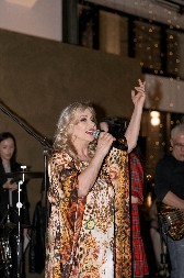 NOĆ ISPUNJENA EMOCIJAMA I VELIKIM HITOVIMA Legendarna Vesna Zmijanac još jednom je pokazala zašto je neprikosnovena