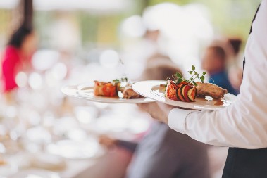 ZA RUČAK U RESTORANIMA MORAĆE DA SE IZDVOJI VIŠE NOVCA Najviše poskupela salata – Pečenje prati