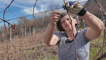 POČELI OD NULE I SA SVOJIH DESET PRSTIJU STVORILI SU SVE Snežana sa suprugom Dankom obavlja teške poslove od jutra do mraka