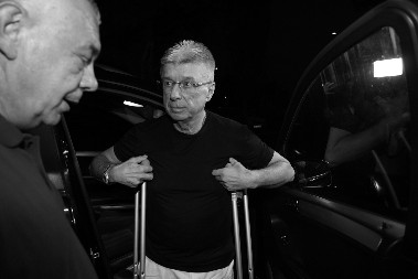 "TUŽIĆU GRAND!" Nakon smrti Saše Popovića pevačica donela odluku: "Uzimaju pare od mojih pesama, ne dam da misle da sam ovca"