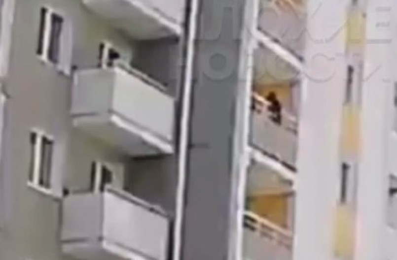 AU, MAJKO MILA, IMA LI OVO DETE RODITELJE? Devojčica visila sa terase, snimak ledi krv u žilama! (VIDEO)