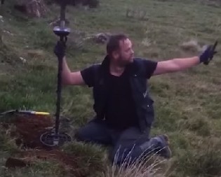 LJUDI MOJI, DA LI JE OVO REALNO? Kopali po blatu tražeći izgubljenu burmu, a onda otkrili blago, kad čujete koliko vredi, pašćete u nesvest! (VIDEO)