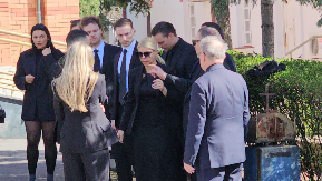 KARIĆI SLOMLJENI NA GROBLJU Danijela grca u suzama na sahrani majke, a pojavila se i bivša svekrva Jelene Karleuše (VIDEO)