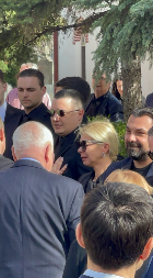 ĆERKA GRCA U SUZAMA Danijela jedva stoji na nogama na sahrani majke, on je sve vreme pridržava!