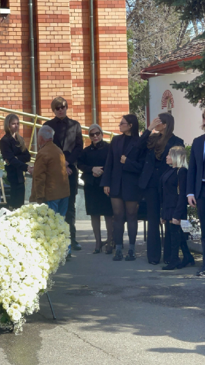 POZNATA VODITELJKA STIGLA NA NOVO GROBLJE U neverici, ne može da sakrije bol (FOTO/VIDEO)