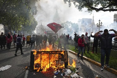NAPETO U ARGENTINI Tokom protesta zapaljeni automobili i kontejneri, uhapšeno stotinu osoba (FOTO)