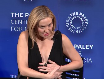 HALJINA PUKLA, GRUDI NA IZVOL’TE! Kejt Hadson imala peh koji je trauma za svaku ženu, kolege trčale da je zaklone!