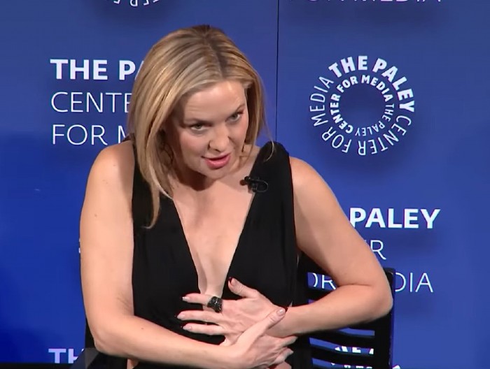 HALJINA PUKLA, GRUDI NA IZVOL’TE! Kejt Hadson imala peh koji je trauma za svaku ženu, kolege trčale da je zaklone!