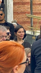 ŠOK! NIKAD VIĐENO IZDANJE NA SAHRANI Ljudi u neverici u čemu se pojavila Elena Karaman!  (FOTO)