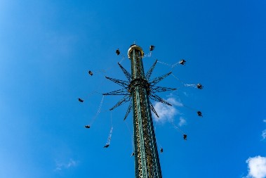DRAMA NA ČUVENOM RINGIŠPILU Atrakcija se odjednom zaustavila na visini, ljudi vrištali zarobljeni! (VIDEO)