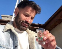 AMERIKANAC JE PRVI PUT PROBAO RAKIJU Njegova reakcija nasmejala je ceo Balkan! (VIDEO)