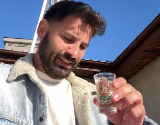 AMERIKANAC JE PRVI PUT PROBAO RAKIJU Njegova reakcija nasmejala je ceo Balkan! (VIDEO)