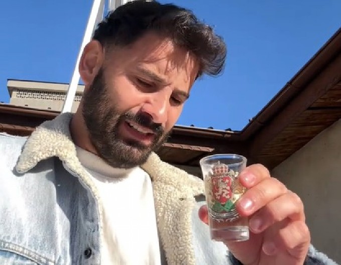 AMERIKANAC JE PRVI PUT PROBAO RAKIJU Njegova reakcija nasmejala je ceo Balkan! (VIDEO)