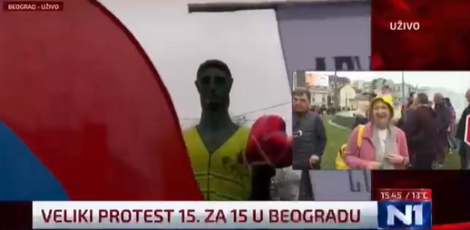 POZDRAVLJAM MAMU KOJA GLASA ZA VUČIĆA! Šolakov novinar u lajvu rekao da mu baka glasa za predsednika, a izašao na ulice da podrži one koji bi da ga ruše! (VIDEO)