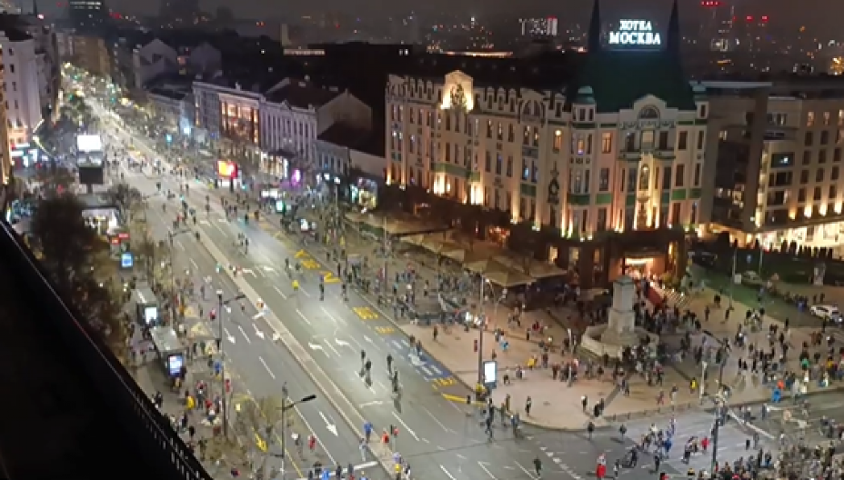 STUDENTI TRČALI PREKO TERAZIJA, VIKALI „EVAKUACIJA“ Krenuli napadi na Pionirski park, studenti dobili instrukciju da idu na svoje fakultete