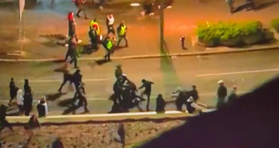 POGLEDAJTE KAKO HULIGANI I EKSTREMISTI TUKU ORGANIZATORE PROTESTA Niko nije izašao iz Pionirskog parka (VIDEO)