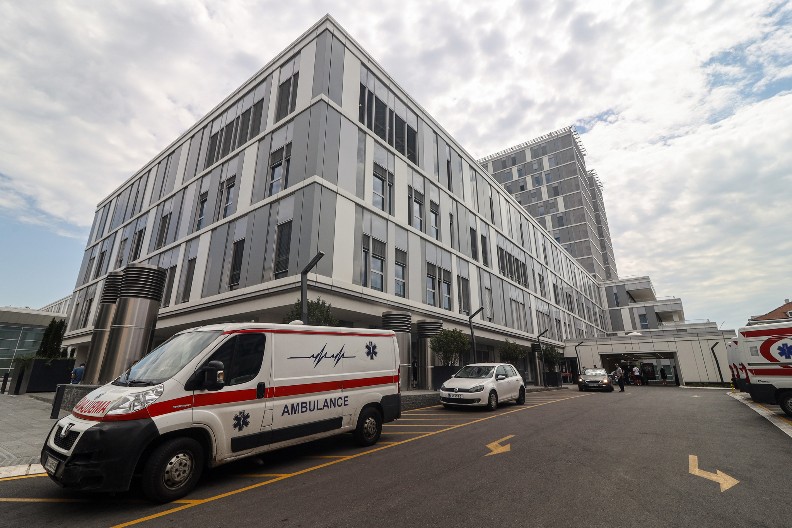 OGLASILI SE IZ URGENTNOG CENTRA: Poznato stanje povređenih na protestu